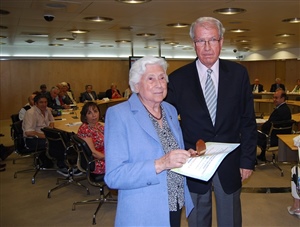 Jose Vives entrega la Medalla a Milagros Gómez